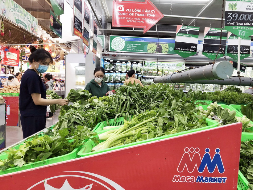 Người dân mua sắm tại siêu thị Mega Market. (Ảnh: Mỹ Phương/TTXVN)