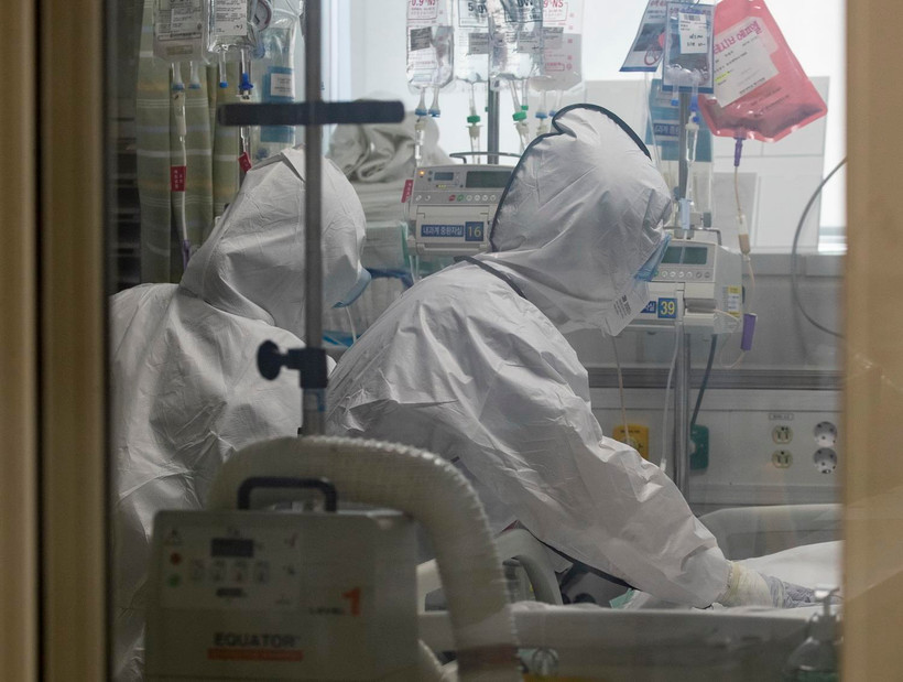 Nhân viên y tế chăm sóc bệnh nhân mắc COVID-19 tại một bệnh viện ở Daegu, Hàn Quốc ngày 18/3 vừa qua. (Ảnh: THX/TTXVN)