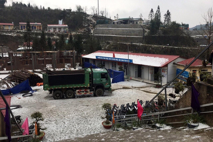 Mưa đá dày đặc sáng 3/3 vừa qua tại 3 xã vùng cao Dào San, Tung Qua Lìn, Mù San của huyện Phong Thổ đã gây khó khăn trong các hoạt động. (Ảnh: Việt Hoàng/TTXVN)