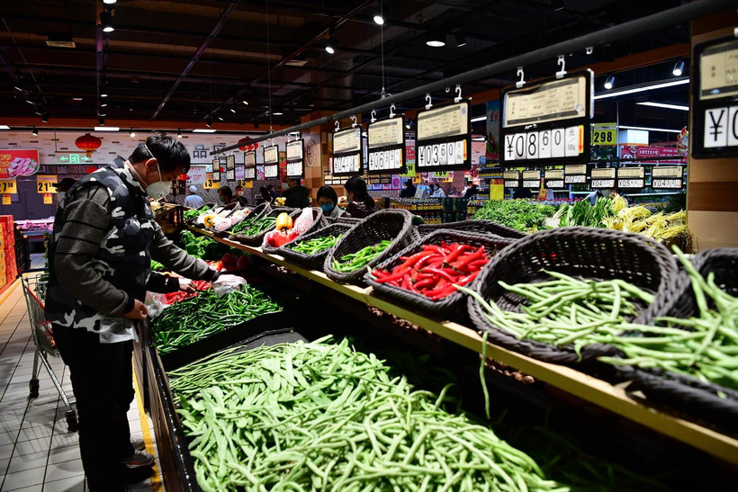 Người dân mua thực phẩm tại siêu thị ở Trịnh Châu, tỉnh Hà Nam, Trung Quốc. (Ảnh: THX/TTXVN)