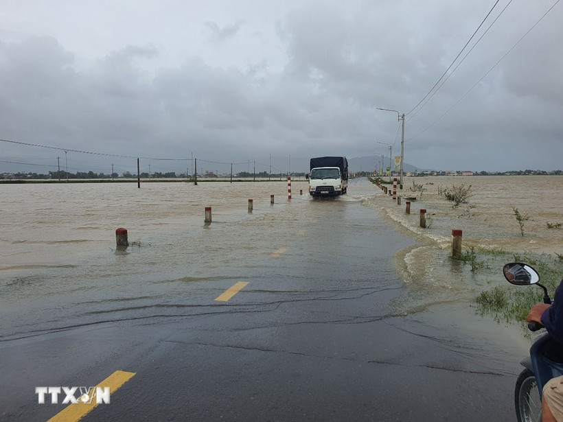 Mưa lớn gây cản trở giao thông ở Bình Định (Ảnh: Sỹ Thắng/TTXVN)