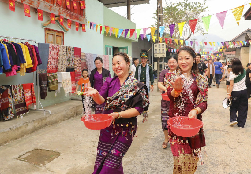 Những cô gái dân tộc Lào té nước cầu may. (Ảnh: Xuân Tư/TTXVN)