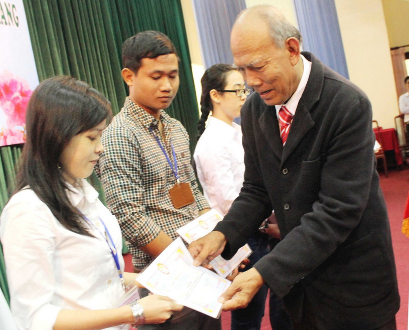 Nhà giáo Nhân dân Lâm Es trong một lần tặng học bổng cho học sinh. (Ảnh: Trung Hiếu/TTXVN)