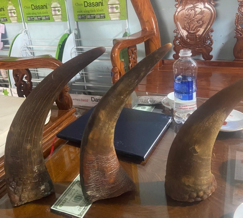 Một số các tang vật bị cơ quan chức năng phát hiện và thu giữ. (Ảnh: TTXVN phát)