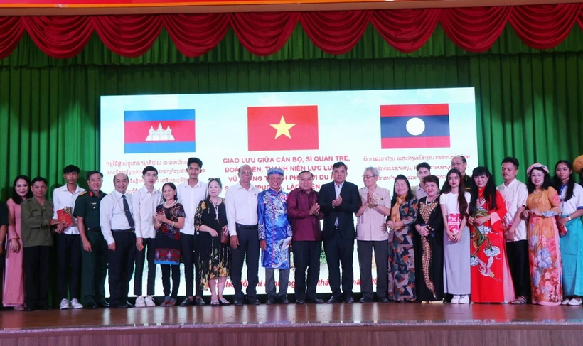 Đại diện Tổng lãnh sự quán Lào, Tổng lãnh sự quán Campuchia tại Thành phố chụp ảnh lưu niệm cùng các du học sinh Lào, Campuchia. (Ảnh: Xuân Khu/TTXVN)