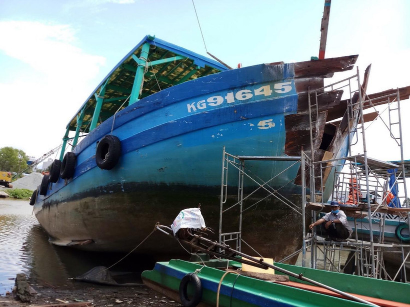 Chiếc tàu cá đã đâm nghiêng cột điện trên vùng biển huyện Kiên Hải. (Ảnh: TTXVN phát)