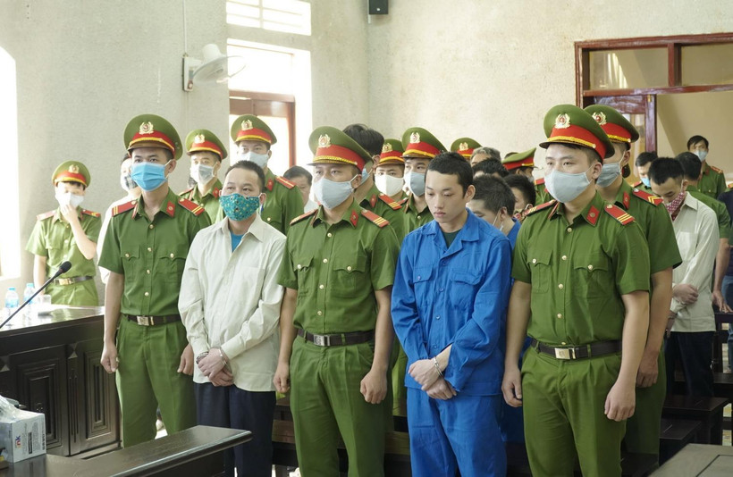 Các bị cáo nghe Tòa tuyên án. (Ảnh: Xuân Tư/TTXVN)