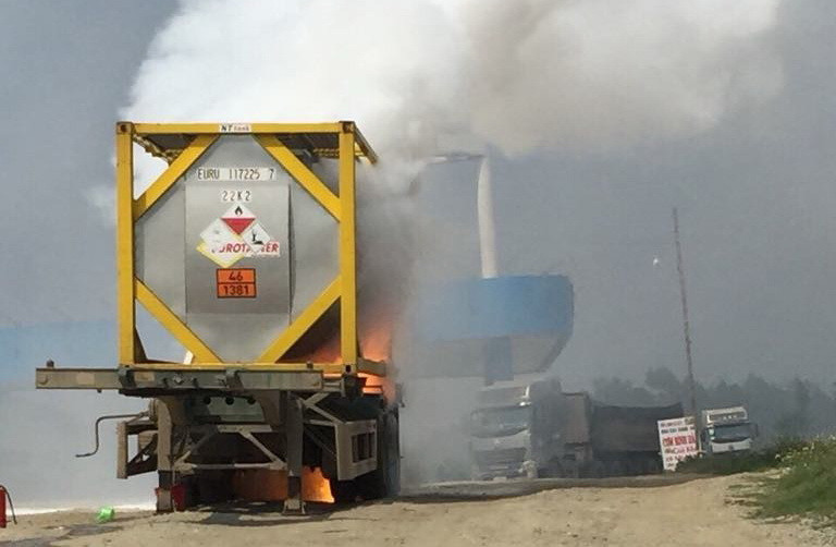 Xe chở hóa chất phốt pho bốc cháy dữ dội ngay sát cây xăng tại trạm dừng nghỉ trên cao tốc Nội Bài-Lào Cai. (Ảnh: TTXVN phát)