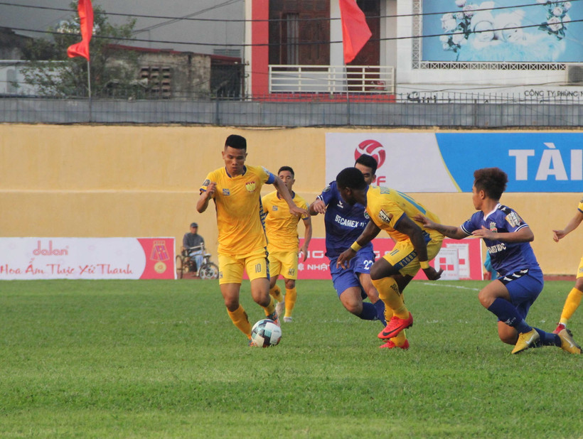 Thanh Hóa bị cầm hòa đáng tiếc trong trận khai mạc. Một pha tranh chấp bóng giữa hai đội. (Ảnh: Trịnh Duy Hưng/TTXVN) 