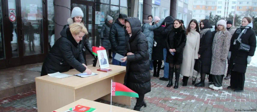 Cử tri Belarus xếp hàng đi bỏ phiếu. (Nguồn: DW)