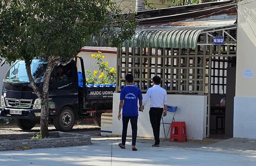 Cán bộ dẫn giải học viên trốn trại trở về. (Ảnh: Trung Hiếu/TTXVN)