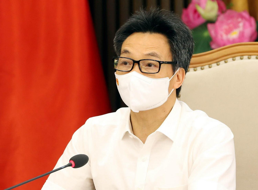 Phó Thủ tướng Vũ Đức Đam phát biểu chỉ đạo về chuẩn bị chiến dịch tiêm vaccine phòng COVID-19, tiếp cận, đàm phán nhập khẩu vaccine và các dự án nghiên cứu, đầu tư sản xuất vaccine trong nước. (Ảnh: Phạm Kiên/TTXVN)