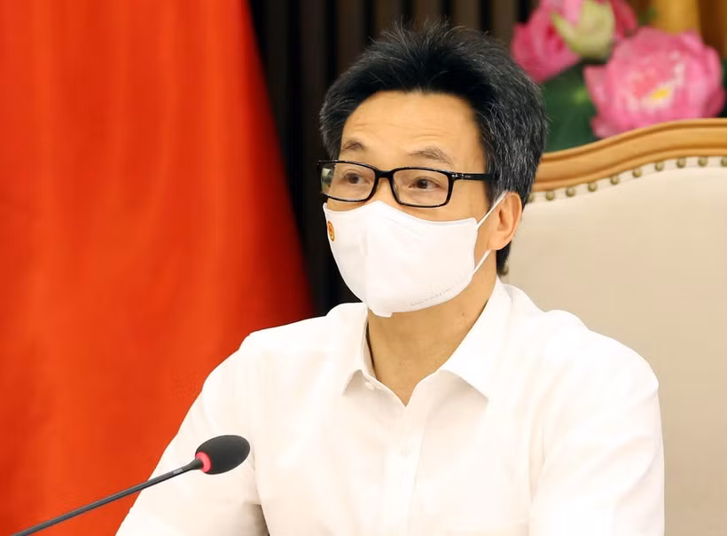 Phó Thủ tướng Vũ Đức Đam phát biểu chỉ đạo về chuẩn bị chiến dịch tiêm vaccine phòng COVID-19, tiếp cận, đàm phán nhập khẩu vaccine và các dự án nghiên cứu, đầu tư sản xuất vaccine trong nước. (Ảnh: Phạm Kiên/TTXVN)