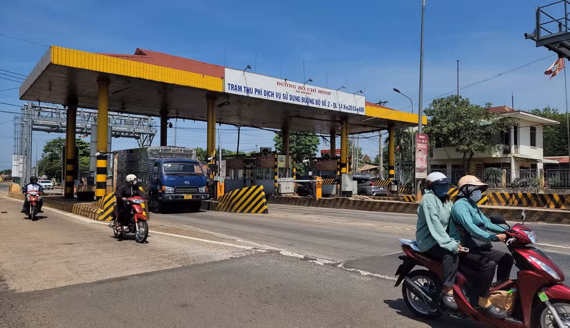 Tài xế bức xúc vì trạm thu phí số 2, Quốc lộ 14 đã cao còn tăng giá. (Ảnh: Đậu Tất Thành/TTXVN)