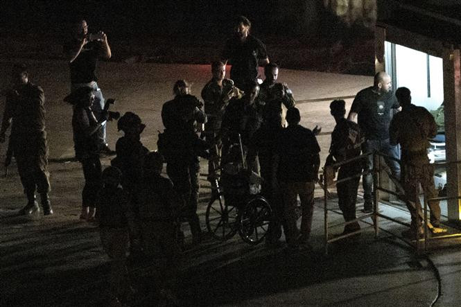 Hai con tin người Israel được đưa tới trung tâm y tế ở thành phố Tel Aviv để kiểm tra sức khỏe, sau khi được Phong trào Hamas trả tự do, ngày 24/10. (Ảnh: AFP/TTXVN)