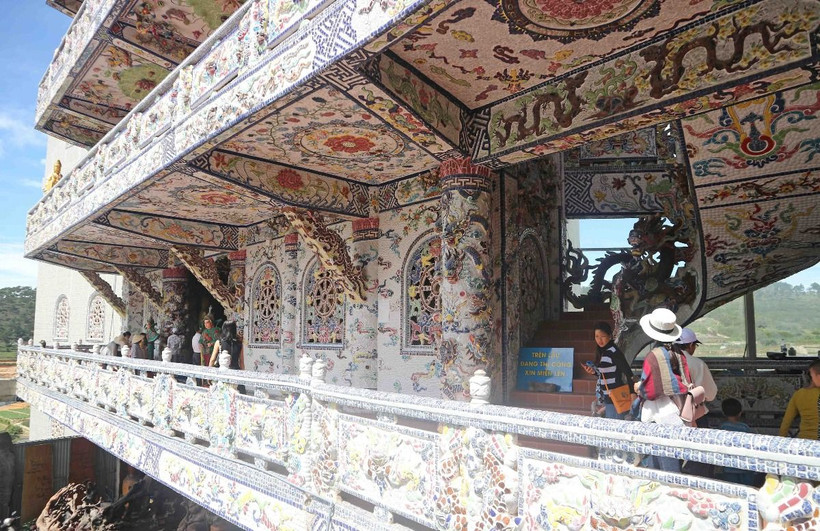 Các mảnh sành được ốp vào tất cả công trình kiến trúc của chùa Linh Phước. (Ảnh: Nguyễn Dũng/TTXVN) 