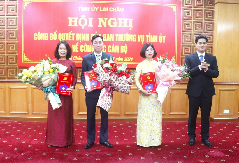 Phó Bí thư Thường trực Tỉnh ủy Lai Châu Vũ Mạnh Hà trao quyết định, tặng hoa chúc mừng các cán bộ được điều động, bổ nhiệm. (Ảnh: TTXVN phát)