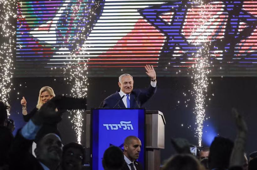 Thủ tướng Israel Benjamin Netanyahu (giữa) và phu nhân Sara vẫy chào những người ủng hộ sau cuộc tổng tuyển cử tại trụ sở đảng Likud ở Tel Aviv. (Nguồn: AFP/TTXVN) 