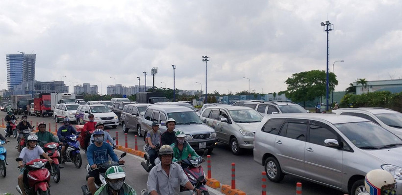 Các phương tiện ùn ứ kéo dài, di chuyển chậm trước cửa hầm vượt sông Sài Gòn. (Ảnh: Hoàng Hải/TTXVN)