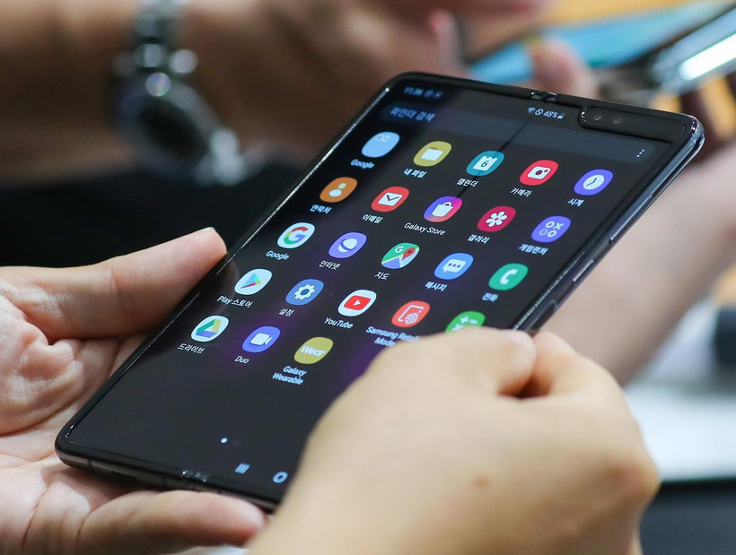 Khách hàng trải nghiệm điện thoại Samsung Galaxy Fold tại một cửa hàng ở Seoul, Hàn Quốc ngày 6/9 vừa qua. (Ảnh: Yonhap/TTXVN)