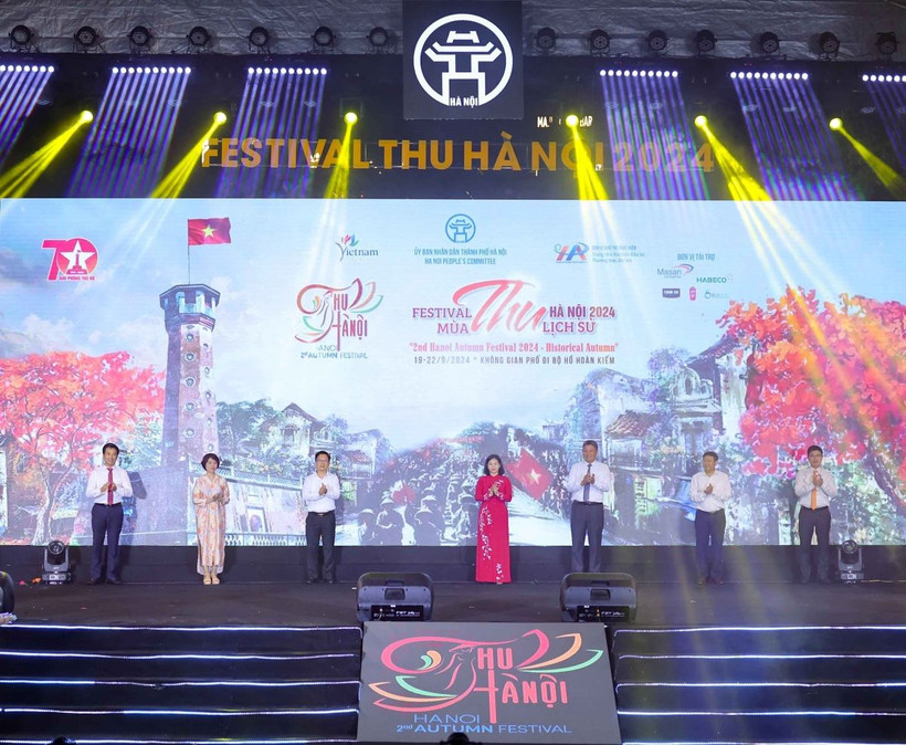 Đại biểu thực hiện nghi thức khai mạc Festival Thu Hà Nội lần thứ 2. (Ảnh: Thanh Tùng/TTXVN)