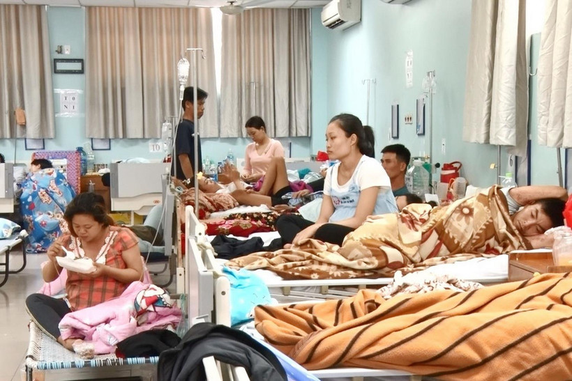 Bệnh viện quá tải nên các bệnh nhân được bố trí thêm giường trong phòng. (Ảnh: Lê Xuân/TTXVN)