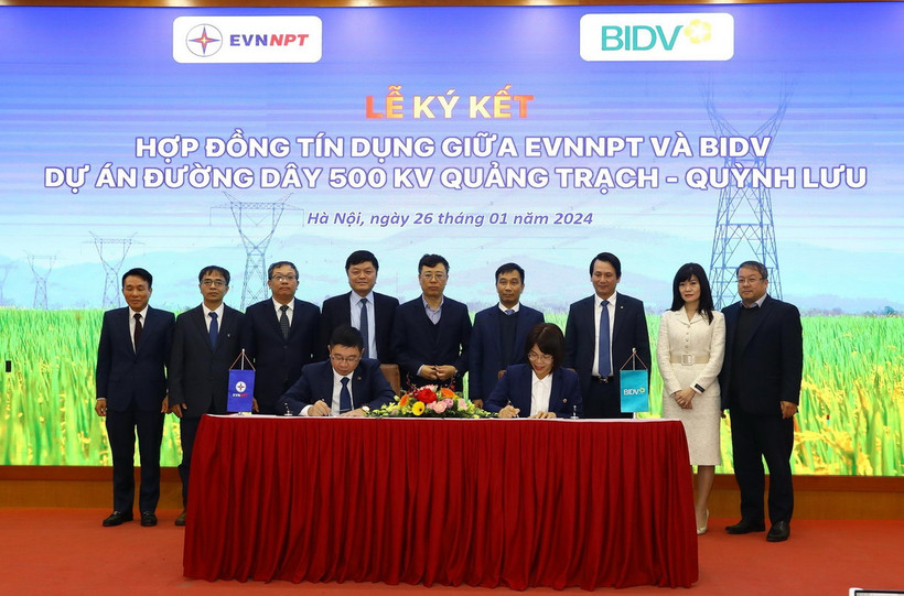 EVNNPT ký kết với Ngân hàng BIDV vay 6.874 tỷ đồng để thực hiện Dự án đường dây 500kV Quảng Trạch-Quỳnh Lưu. (Ảnh: Huy Hùng/TTXVN)