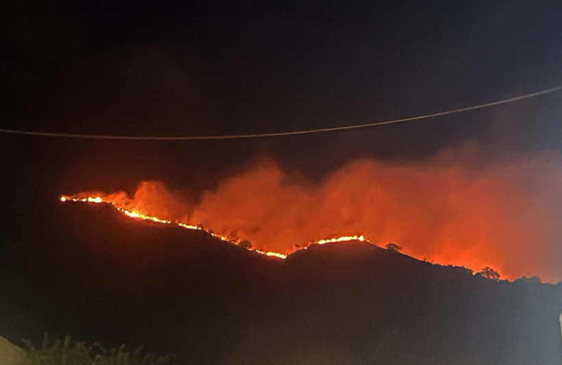 Vụ cháy núi Cô Tiên, Nha Trang vào đêm 10/1. (Ảnh: TTXVN phát)