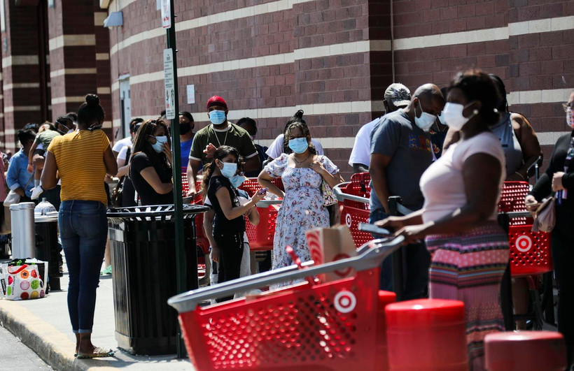 Người dân xếp hàng chờ mua sắm tại một cửa hàng bách hóa ở Mỹ ngày 16/7. (Ảnh: THX/TTXVN)