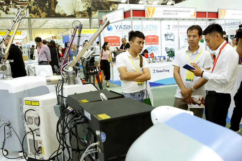 Khách tham quan triển lãm. (Ảnh: Dương Ngọc/TTXVN)