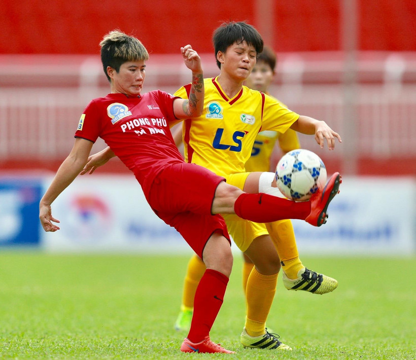 Pha tranh bóng giữa Nguyễn Thị Liễu (8, PPHN) và hậu vệ Thành phố Hồ Chí Minh 1. (Ảnh: Quang Nhựt/TTXVN)