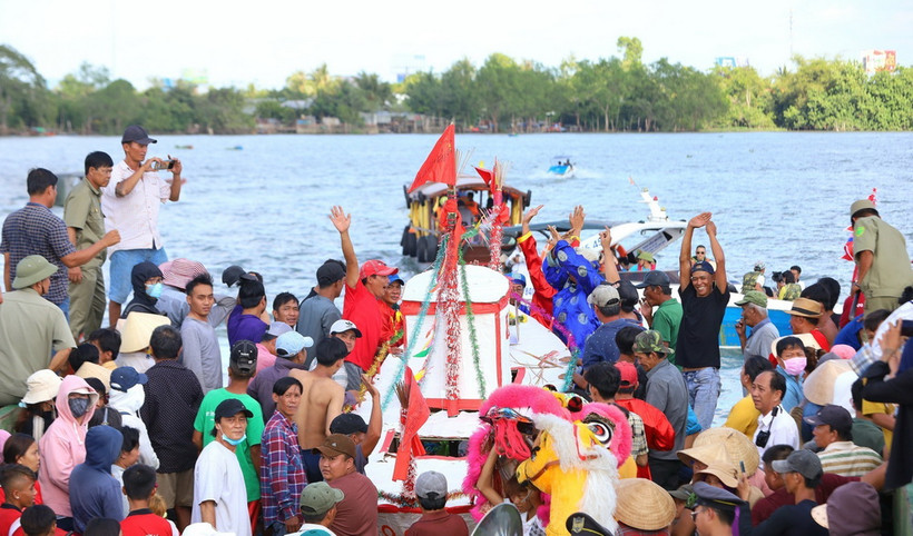 Nghi thức hạ thủy tàu tống ôn. (Ảnh: Ánh Tuyết/TTXVN)