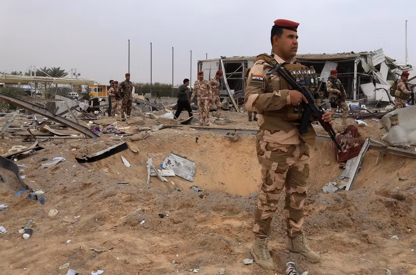 Cảnh hư hại tại một sân bay ở thành phố Karbala, Iraq sau một cuộc không kích. Ảnh: AFP/TTXVN)