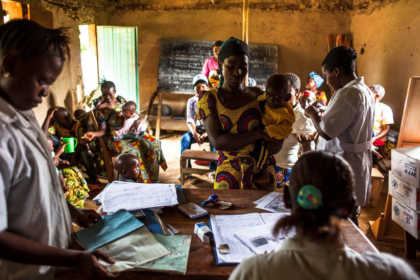 Kiểm tra sức khỏe cho trẻ em bị suy dinh dưỡng tại Mavivi, khu vực Beni, CHDC Congo. (Ảnh: AFP/TTXVN)
