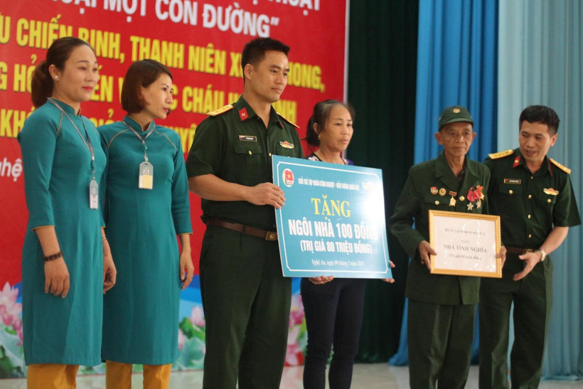 Thượng tá Trần văn Tuân, Chủ tịch hội Trường Sơn Nghệ An gặp gỡ các cựu binh Trường Sơn năm xưa. (Ảnh: Nguyễn Oanh/TTXVN)