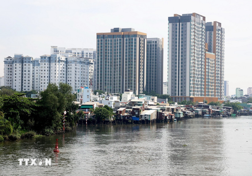 Dự án xây dựng công trình kè kiên cố để khắc phục tình trạng sạt lở nhằm bảo vệ tính mạng, tài sản của người dân. (Ảnh: Hồng Đạt/TTXVN)