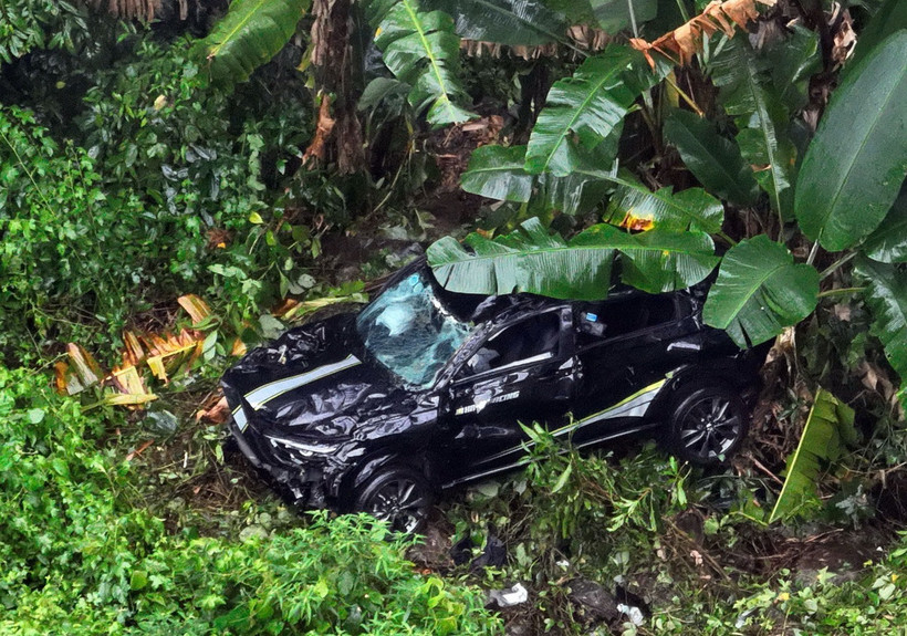 Chiếc xe 5 chỗ gặp nạn khi rơi xuống vực sâu. (Ảnh: TTXVN phát)