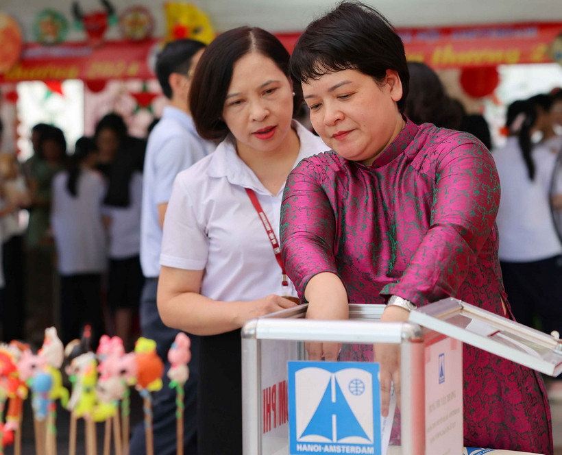 Ban Giám hiệu Trường THPT Chuyên Hà Nội-Amsterdam cùng gây quỹ ủng hộ đồng bào chịu ảnh hưởng của cơn bão số 3. (Ảnh: Thanh Tùng/TTXVN)