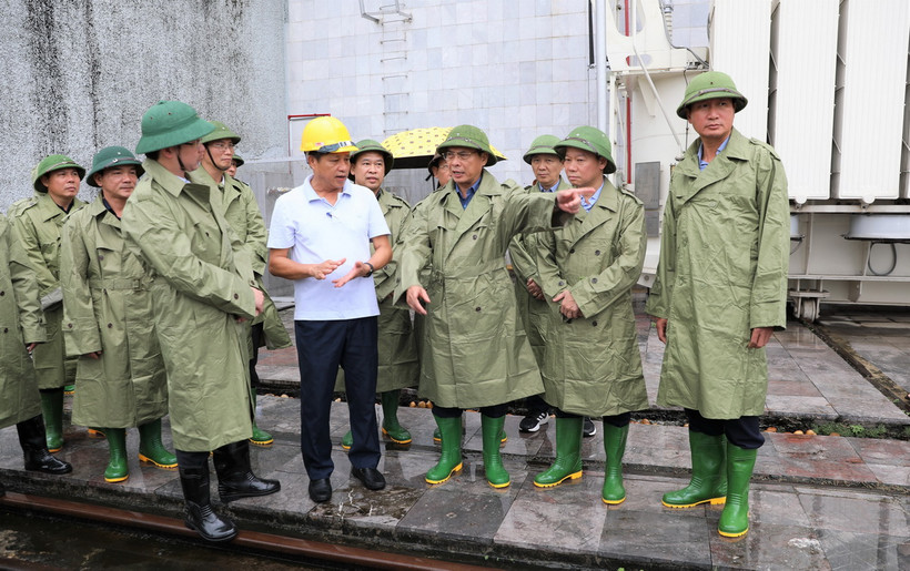 Phó Thủ tướng Chính phủ Bùi Thanh Sơn kiểm tra công tác đảm bảo an toàn hồ đập tại Công ty cổ phần Thuỷ điện Thác Bà. (Ảnh: Tuấn Anh/TTXVN)
