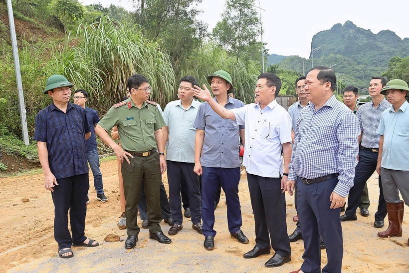 Phó Thủ tướng Hồ Đức Phớc cùng đoàn công tác kiểm tra thực địa tại xã Tân Minh, huyện Đà Bắc. Ảnh: Thanh Hải/TTXVN)