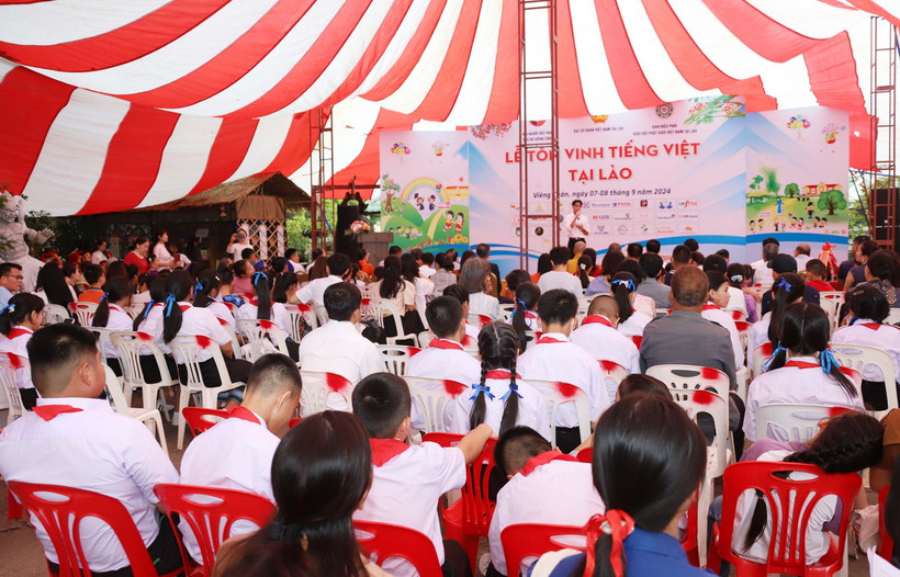 Quang cảnh Lễ Tôn vinh tiếng Việt tại Lào. (Ảnh: Xuân Tú/TTXVN)