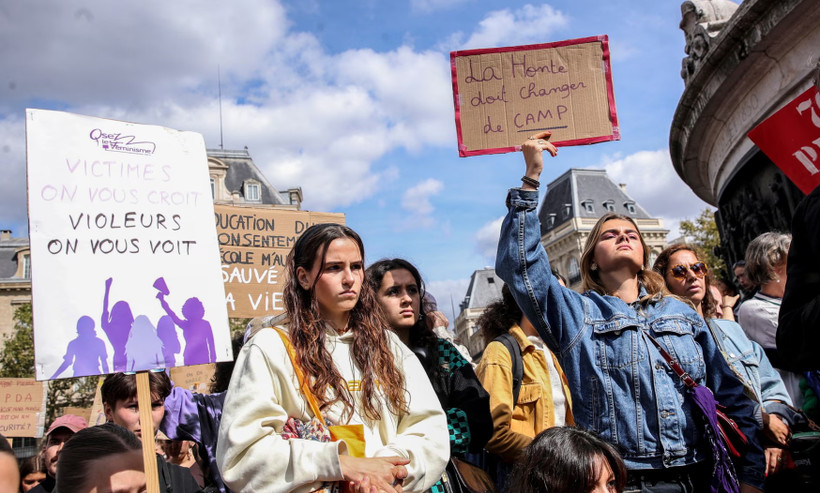 Phụ nữ tuần hành ở Paris ủng hộ bà Gisele hồi tháng trước. (Nguồn: Guardian)