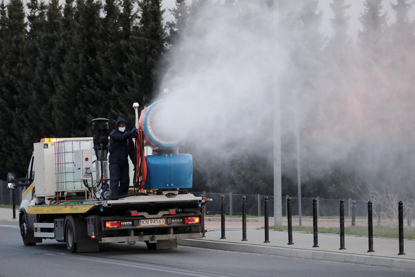 Phun thuốc khử trùng nhằm ngăn chặn sự lây lan của COVID-19 tại Nowy Targ, Ba Lan ngày 17/4 vừa qua. (Ảnh: PAP/TTXVN)