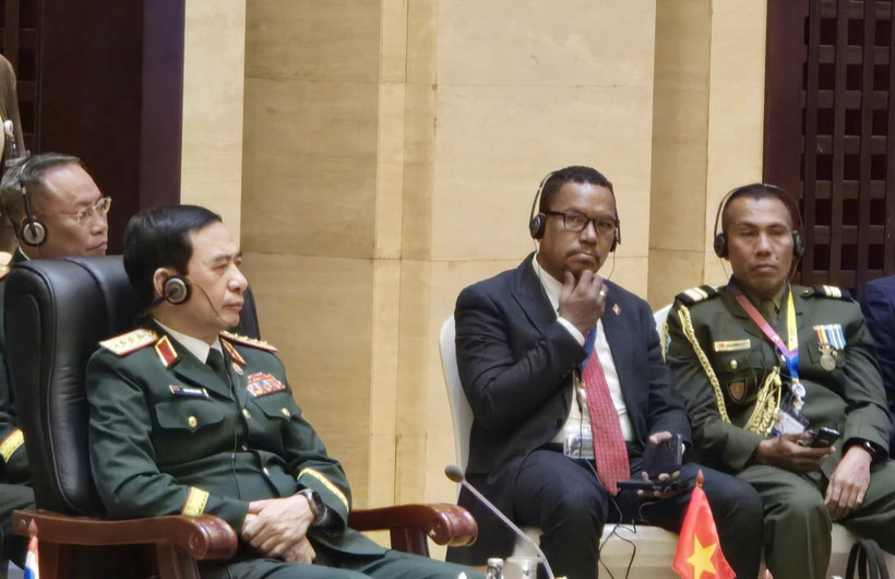 Đại tướng Phan Văn Giang, Ủy viên Bộ Chính trị, Phó Bí thư Quân ủy Trung ương, Bộ trưởng Bộ Quốc phòng Việt Nam, tham gia cuộc gặp. (Ảnh: TTXVN phát)