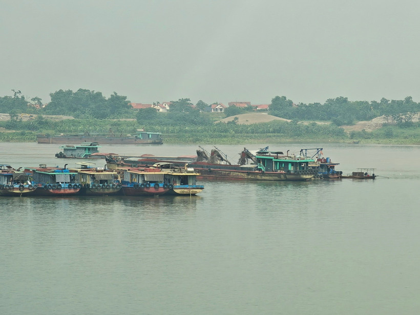 Phương tiện khai thác cát chưa được cấp phép tại khu vực xã Cổ Đô, huyện Ba Vì, thành phố Hà Nội (khoảng Km265+500 tuyến Sông Hồng) giáp ranh với phường Minh Nông, thành phố Việt Trì, tỉnh Phú Thọ. (Ảnh: TTXVN phát)