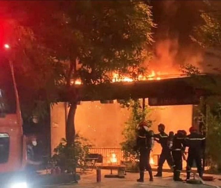 Lực lượng cứu hỏa đến hiện trường dập lửa. (Nguồn: Facebook BEAT THÁI BÌNH)