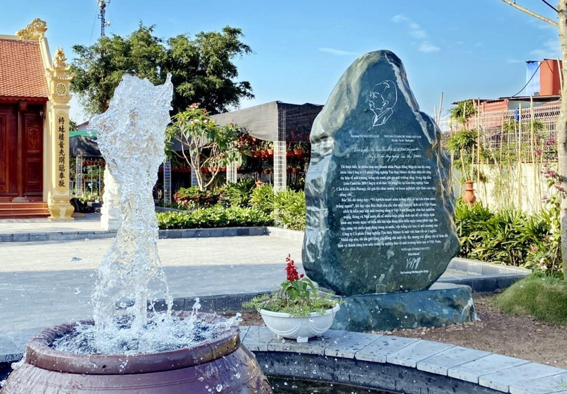 Những dòng thư của Đại tướng Võ Nguyễn Giáp ghi nhận và mong mỏi được khắc lên đá trong vườn kỷ vật. (Ảnh: TTXVN)