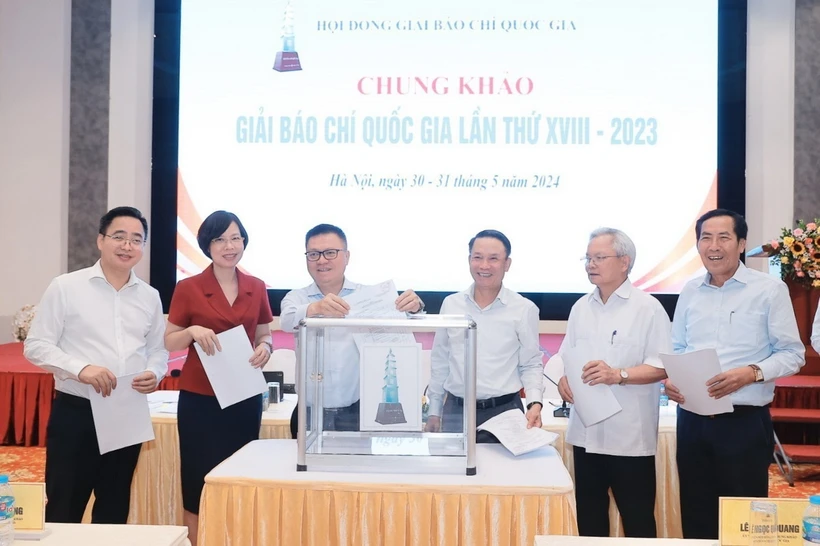 Thành viên Hội chung khảo bỏ phiếu chấm các tác phẩm tại vòng chung khảo. (Ảnh: Minh Quyết/TTXVN)