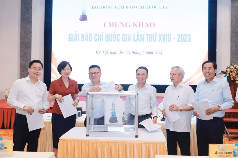 Thành viên Hội chung khảo bỏ phiếu chấm các tác phẩm tại vòng chung khảo. (Ảnh: Minh Quyết/TTXVN)