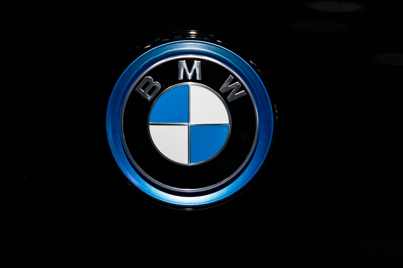 Biểu tượng của Tập đoàn sản xuất ô tô BMW tại Triển lãm ôtô ở Brussels,Bỉ, ngày 9/1 vừa qua. (Ảnh: AFP/TTXVN)